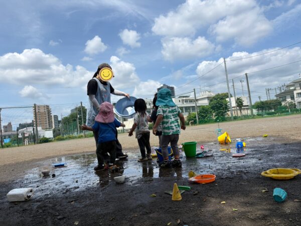 水に触れる心地よさを感じて