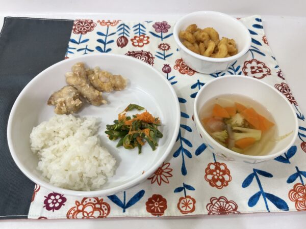 3/20の給食と午後おやつ 鶏肉の唐揚げ マカロニきなこ