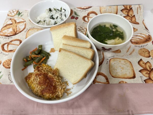 8/25の給食と午後おやつ スコップかぼちゃコロッケ シラスわかめご飯