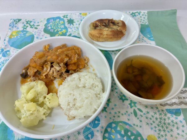 8/21の給食と午後おやつ 豚肉の夏野菜のトマト煮 バナナケーキ