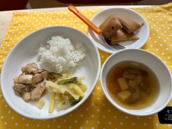 8/26の給食と午後おやつ 鶏肉ソテー梅風味ソース ココアホットケーキ