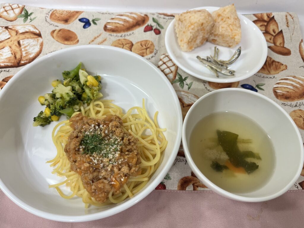 10/22 ミートソースパスタ さけおにぎり
