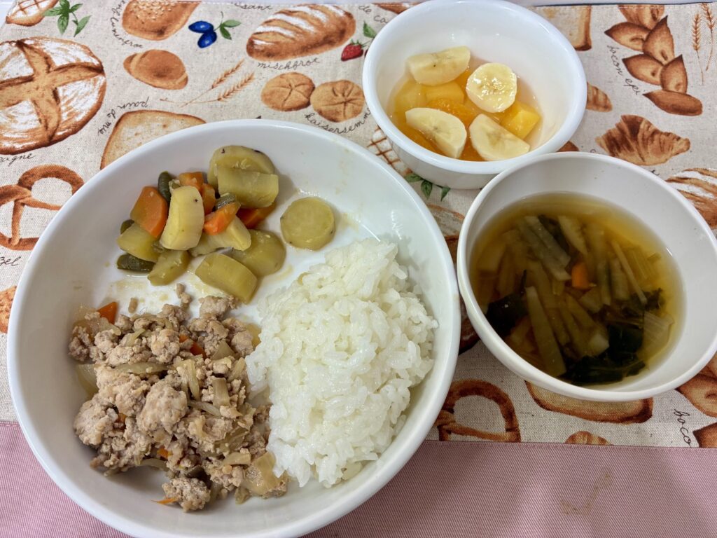 10/2 肉野菜炒め フルーツポンチ
