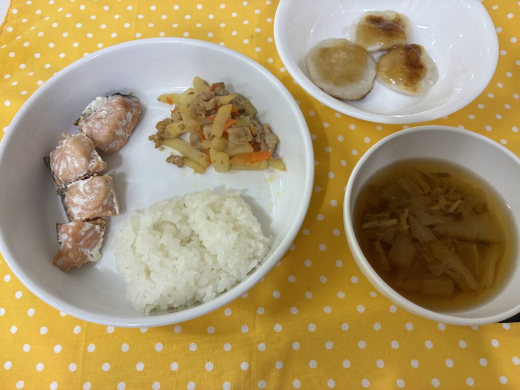 10/23 鮭の塩焼き さといも団子お月見風